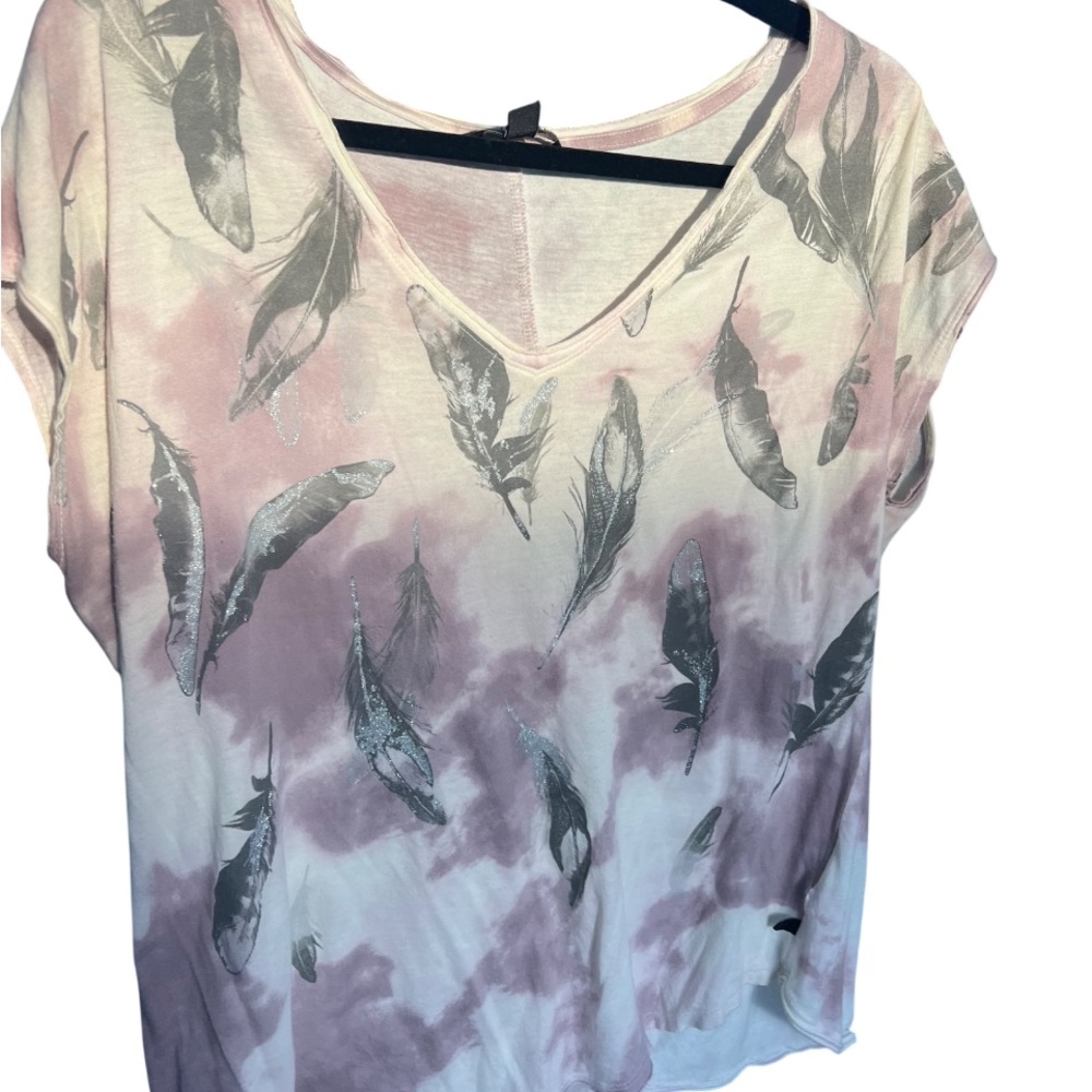 Rock & Republic Feather Print V-Neck Top - Pink and Gray